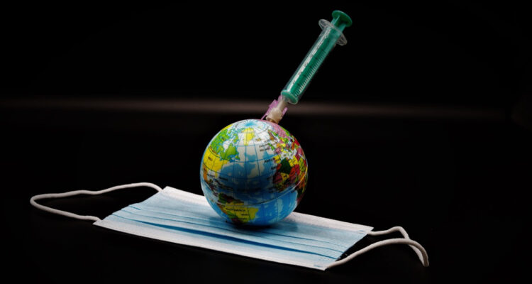 Moderna entra en números rojos ante la caída de las ventas de vacunas contra el covid