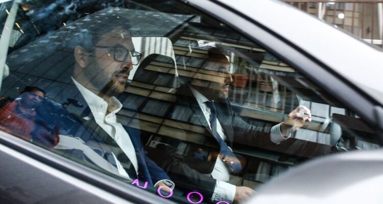 Miguel Crispi declara por más de 4 horas como imputado por Caso Convenios: guardó silencio a la salida