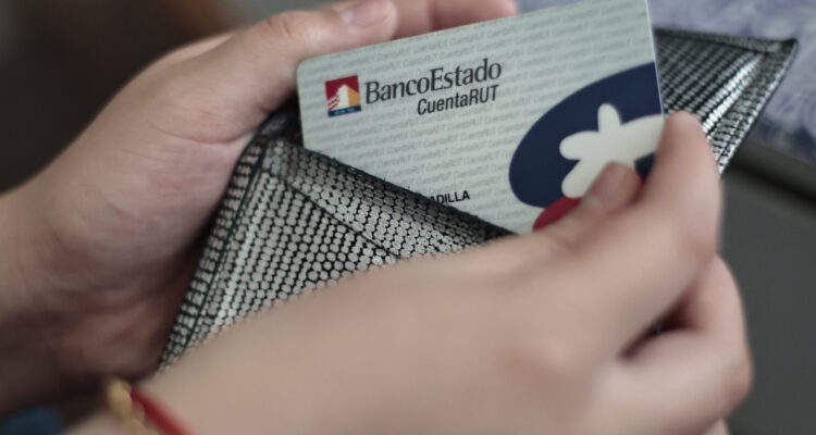 Mujer fue víctima de la clonación de su tarjeta CuentaRUT y BancoEstado deberá restituirle el dinero