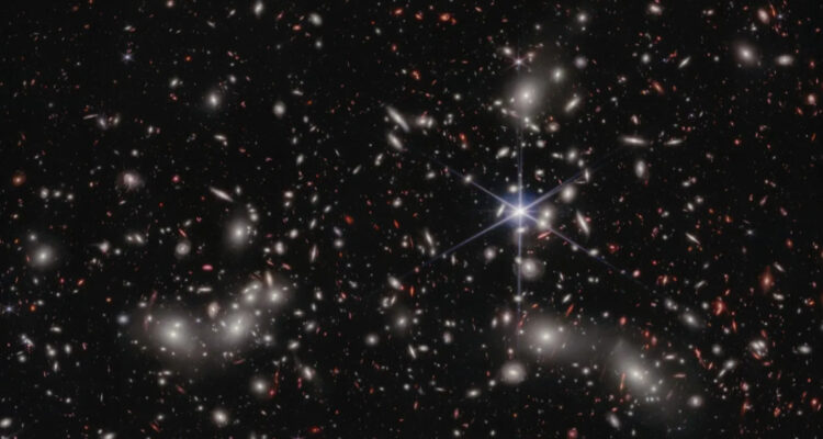 El James Webb detectó un singular agujero negro extremadamente rojo en el universo temprano