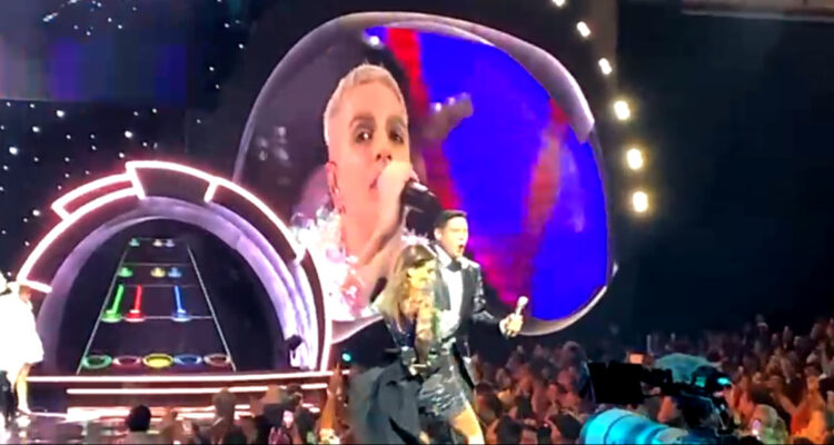 Animadores haciendo baile muy extraño con Miranda!