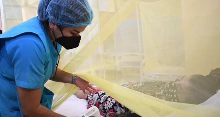 enfermera tratando a una paciente con dengue