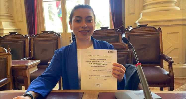 Denuncian que concejala de Santiago vende entradas de cortesía para Fantasilandia