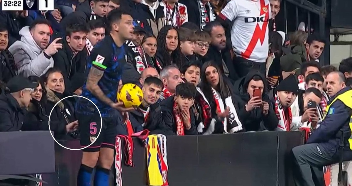 Lucas Ocampos fue toqueteado durante duelo de La Liga.