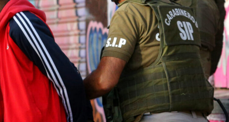 Dos sujetos pasarán 8 años tras las rejas por robar celular en paradero de La Cisterna