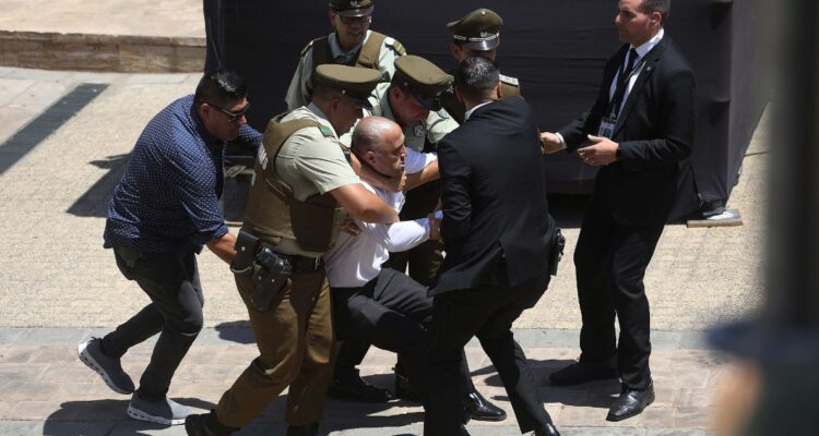 Hombre salta vallas frente a La Moneda en pleno homenaje a Piñera y es detenido por Carabineros