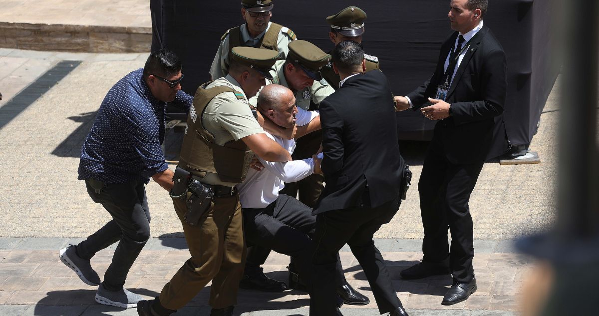 Hombre salta vallas frente a La Moneda en pleno homenaje a Piñera y es detenido por Carabineros