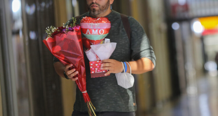 Sube el precio de las flores en previa al Día de los Enamorados: los chocolates no se quedan atrás