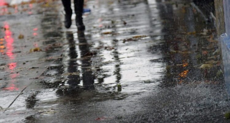 Día invernal en Santiago: pronostican máxima de 19ºC y chubascos para la tarde