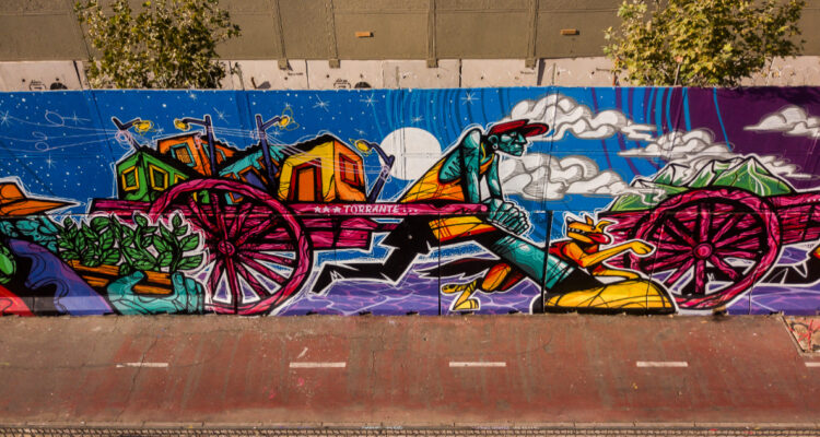 Rinde homenaje al sector: Diablo Rojo ilumina el corazón de Santiago con nuevo mural en Cal y Canto