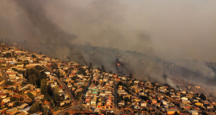 Toque de queda y vuelta a clases: este lunes se realizará comisión para evaluar medidas tras incendios
