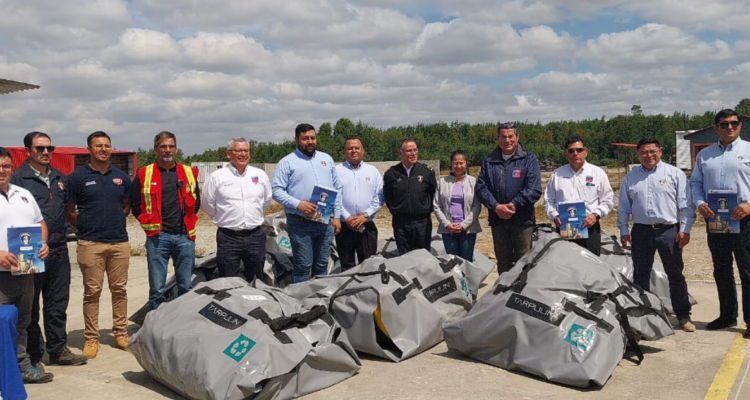 Entregan 13 piscinas de 40 mil litros de almacenamiento a Cuerpo de Bomberos de Los Lagos