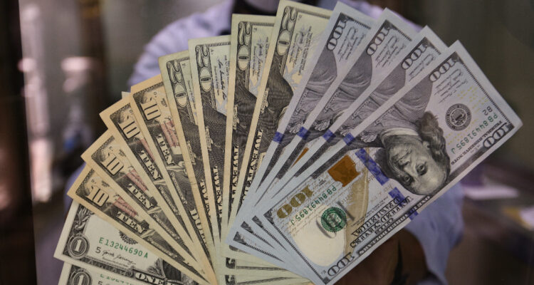 ¿Volverá a los $1.000?: El peso chileno sigue golpeado frente a un dólar que nuevamente sube