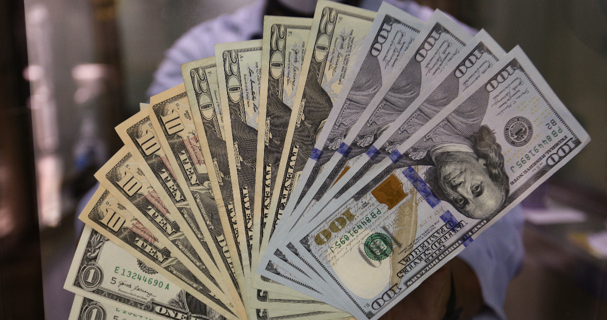 ¿Volverá a los $1.000?: El peso chileno sigue golpeado frente a un dólar que nuevamente sube