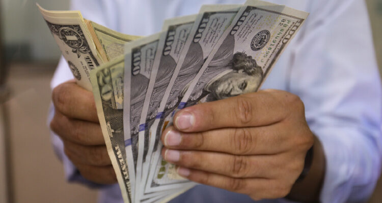Hombre sostiene varios billetes