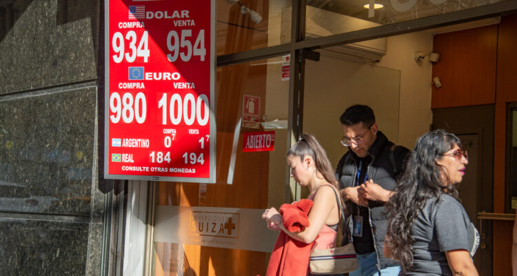 Dólar sigue al alza y busca posicionarse en niveles máximos de los últimos 16 meses