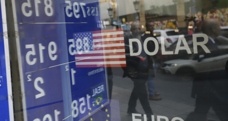 El dólar da una leve señal de freno, pero continúa amenazando con alcanzar los $1.000