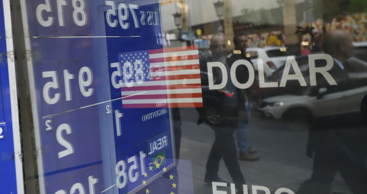 El dólar da una leve señal de freno, pero continúa amenazando con alcanzar los $1.000