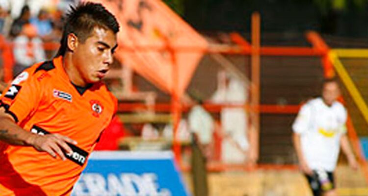 Cobreloa sale al paso de rumores de intento de repatriar a Eduardo Vargas