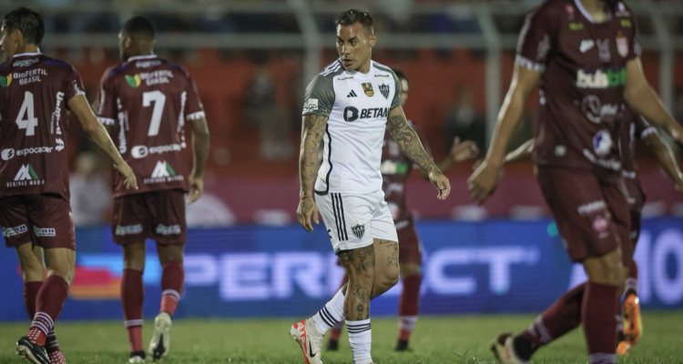 Eduardo Vargas sufre en Brasil.