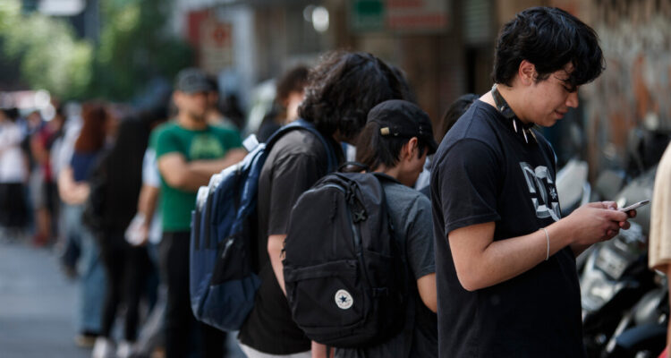 Jóvenes a la espera de rendir la PAES