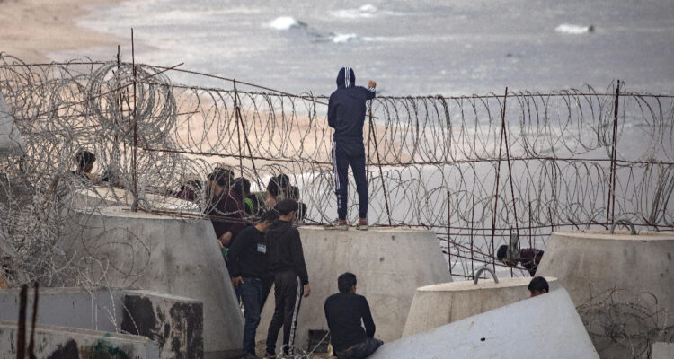 Egipto levanta muro de contención ante la llegada de miles de palestinos desplazados en Rafah