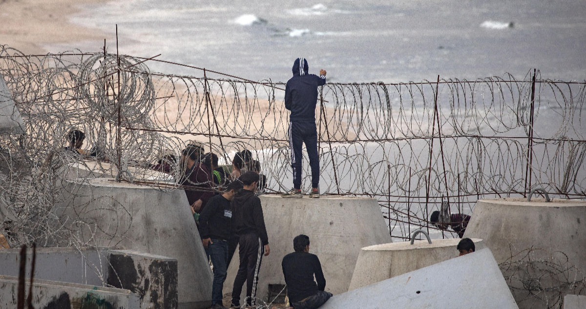 Egipto levanta muro de contención ante la llegada de miles de palestinos desplazados en Rafah