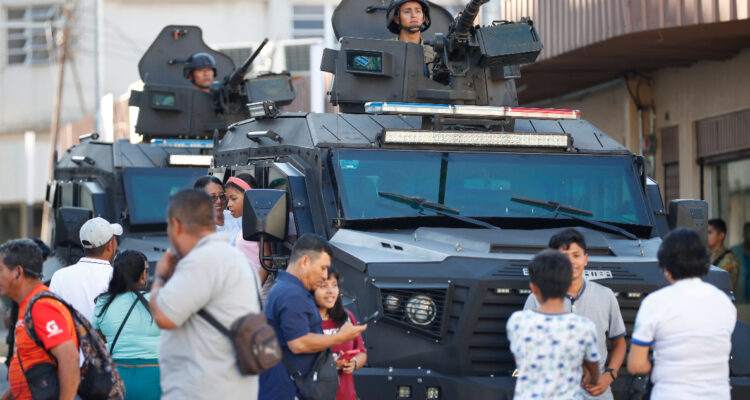 El Salvador: Bukele denuncia el cierre de colegios electorales sin permitir votar a quienes esperan
