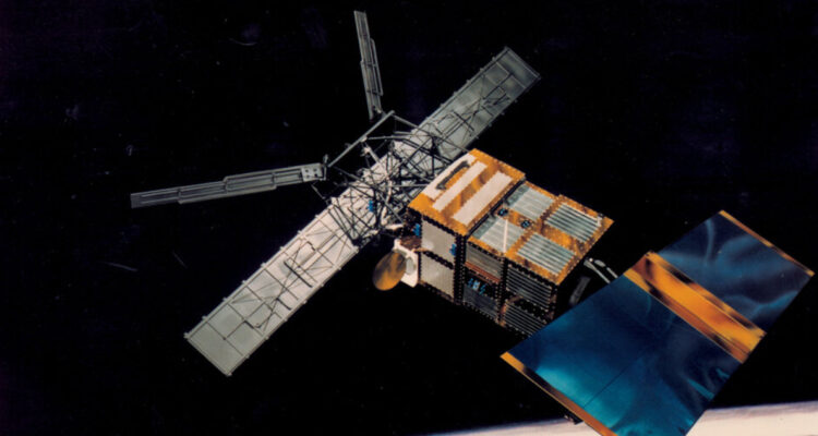 Un satélite de más de 2 toneladas caerá a la Tierra esta semana tras agotarse su combustible