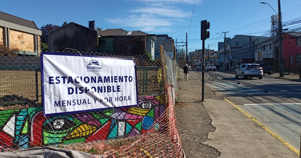 Estacionamiento en terreno donde estaba café La Última Frontera