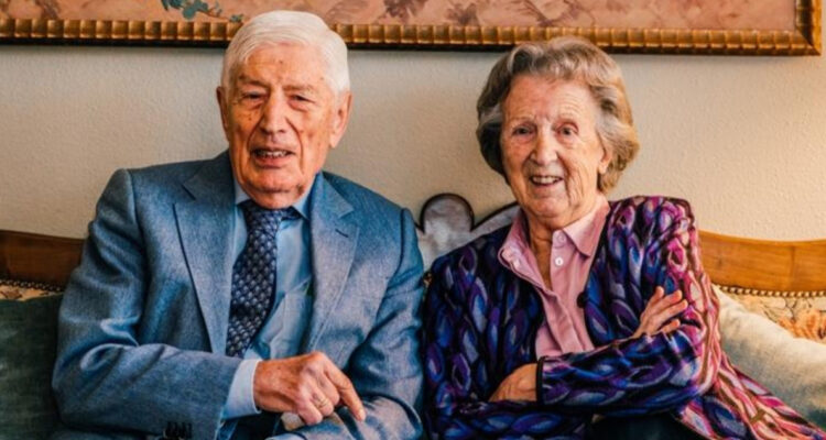 Partieron juntos y de la mano: ex primer ministro de Holanda y su esposa mueren en eutanasia conjunta