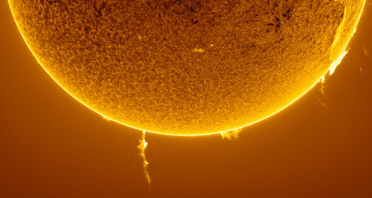 Captan una inmensa explosión solar 15 veces más grande que el diámetro de la Tierra