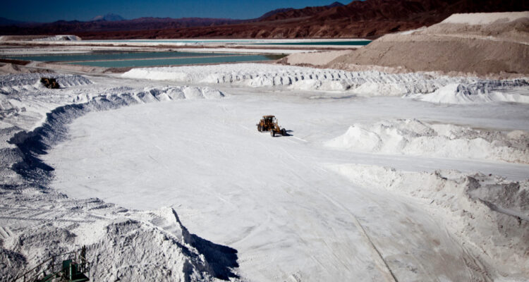 Exportación de litio registró alza de 15% en 2023 pero menor valor total por caída en la cotización