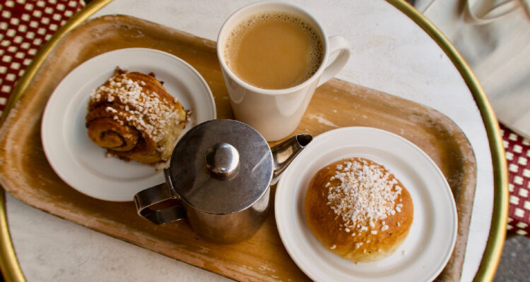 Dos dulces junto a un café