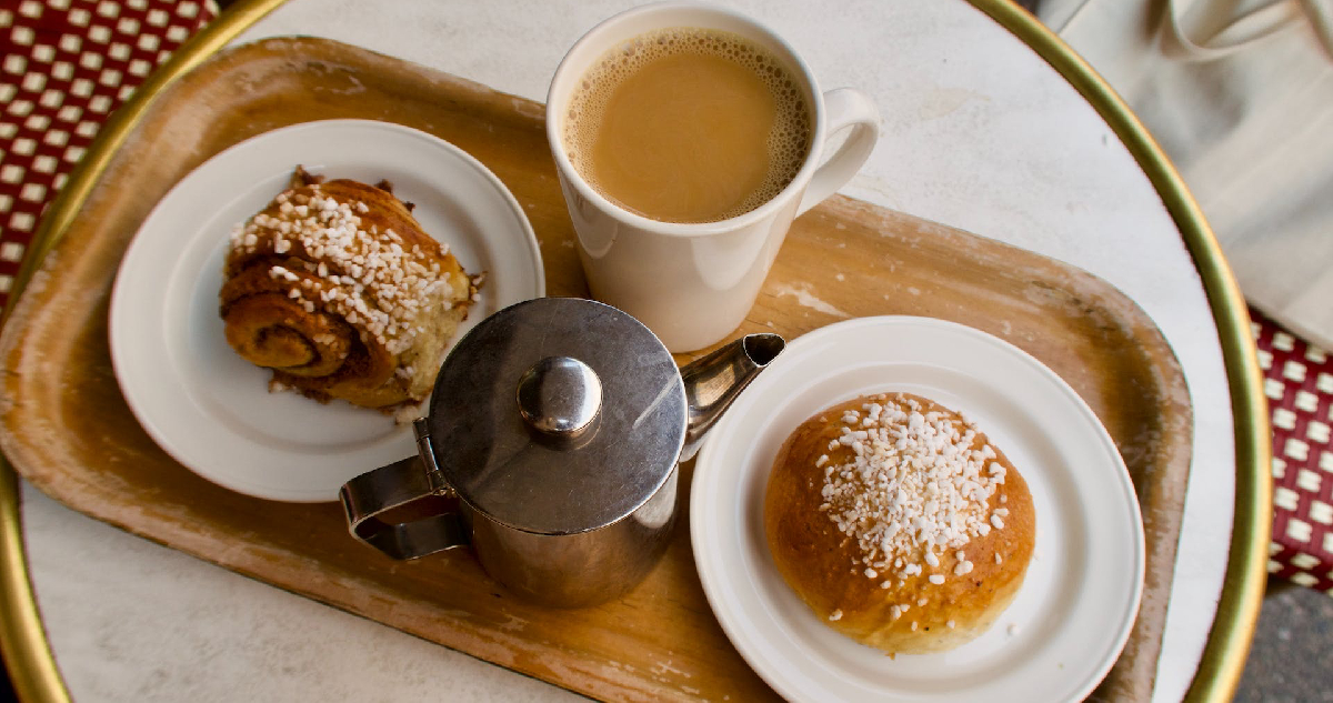 Dos dulces junto a un café