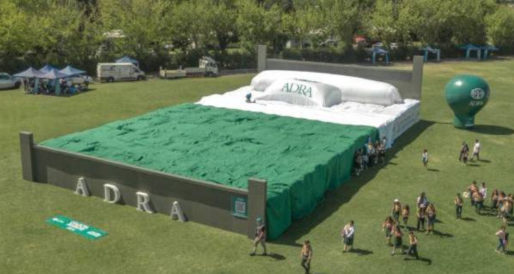 Chillán logra récord Guinnes con la cama más grande del mundo: equivale a una cancha de fútbol