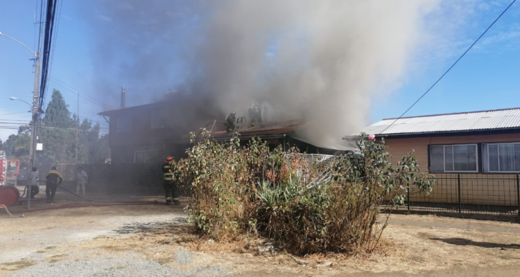 Una casa destruida y otra con daños deja incendio en sector Ovejería Bajo de Osorno