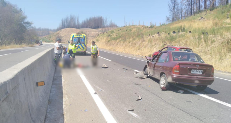 Grave accidente de alta energía entre dos vehículos en Ruta del Itata: persona salió eyectada