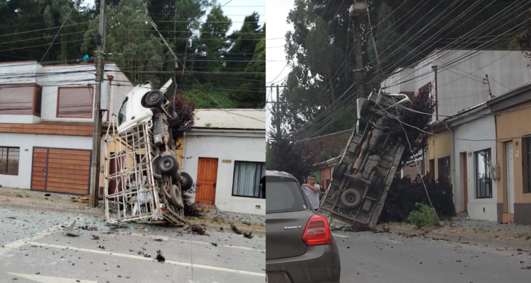 Brutal accidente de camión en Tomé: quedó mirando al cielo afirmado en poste con personas atrapadas