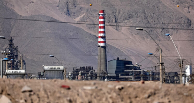 Fotografía de la chimenea de la fundición Hernán Videla Lira, conocida como Fundición Paipote, por la localidad donde se encuentra