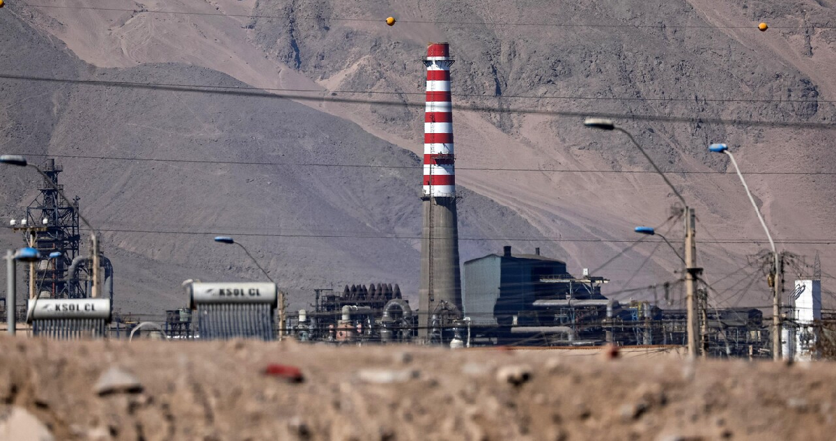 Fotografía de la chimenea de la fundición Hernán Videla Lira, conocida como Fundición Paipote, por la localidad donde se encuentra