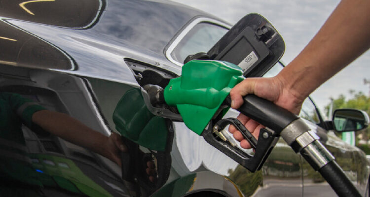 hombre echando combustible de un surtidor