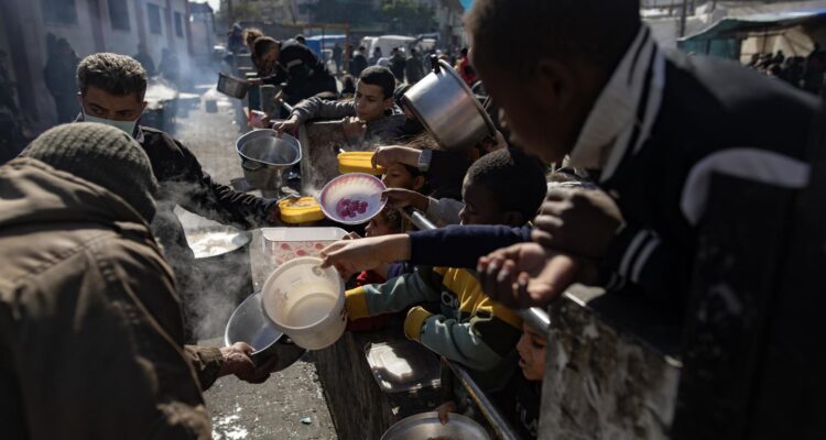 Palestinos desplazados hacen fila para recibir ayuda en Rafah
