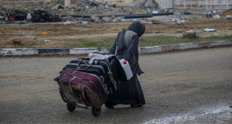 Una mujer porta su equipaje en Jan Yunís el 27 de enero.