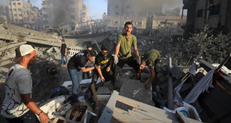 Palestinos en Gaza tras bombardeos en 2023 | Europa Press