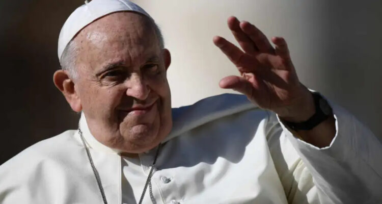 Trasladan al Papa Francisco a hospital en Roma por complejo caso de gripe: suspendió toda su agenda