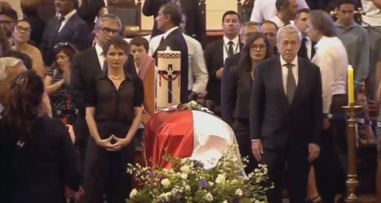 Vallejo, Tohá, Cordero y otros: ministros de Gabriel Boric rinden guardia de honor a féretro de Piñera