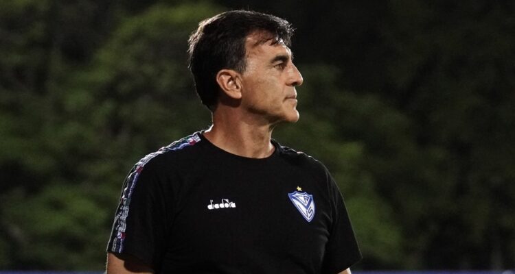 Gustavo Quinteros afronta crisis en Vélez Sarsfield.