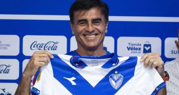 Gustavo Quinteros toma un respiro en Argentina: gana de manera agónica su primer partido con Vélez