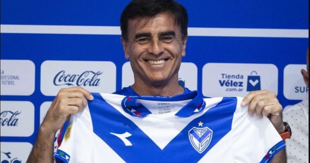 Gustavo Quinteros toma un respiro en Argentina: gana de manera agónica su primer partido con Vélez